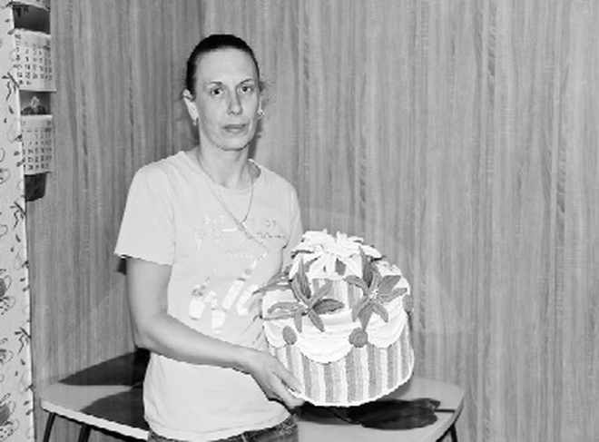 Елена сделала из бумаги вот такой торт