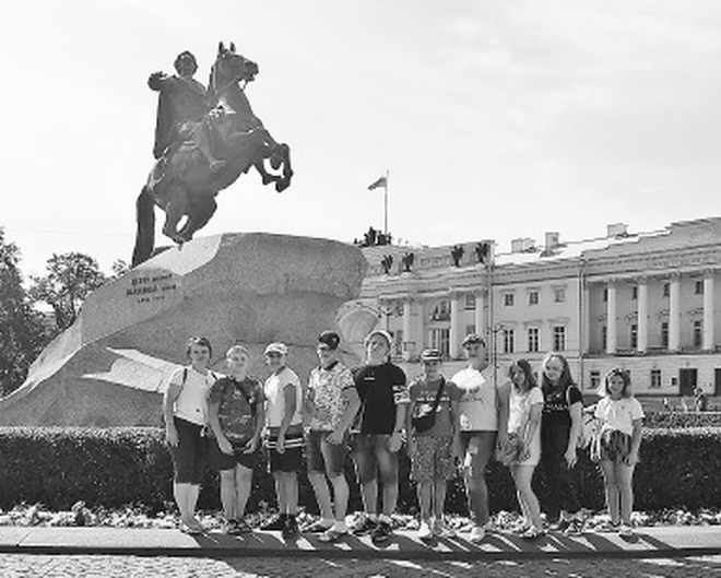 Ребята у памятника Петру I